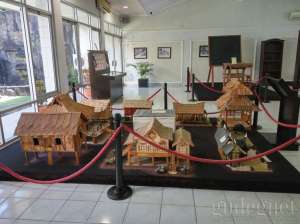 Miniatur rumah adat RI di Museum Pendidikan
