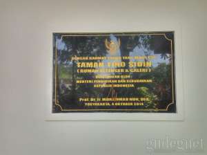 Prasasti pembukaan Museum Taman Tino Sidin