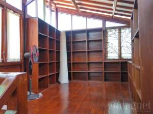 Ruang perpustakaan di museum Taman Tino Sidin