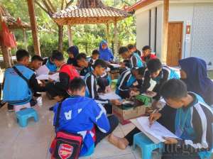 Workshop membatik di sentra industri batik tulis Giriloyo