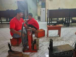 Proses pembuatan kerajinan perak
