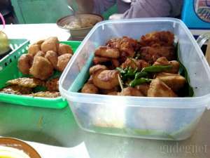 Aneka lauk di Soto Pites Mbah Galak