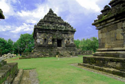 Misteri Candi di Puncak Tertinggi Misteri Candi di Puncak Tertinggi