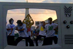 Pantomim danTelevisi Berjalan Sambut FKY 2013 Pantomim danTelevisi Berjalan Sambut FKY 2013