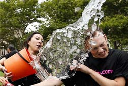 Bahaya Ice Bucket Challenge Bagi Anak Bahaya Ice Bucket Challenge Bagi Anak