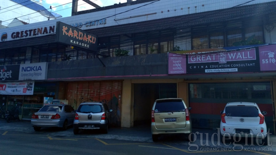 Warteg dipasang Tirai, Kelab Malam Tutup Selama Ramadhan