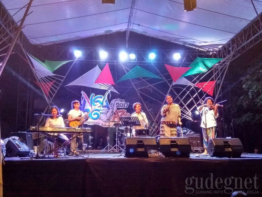 Nona Ria feat Bonita Tampil Jenaka