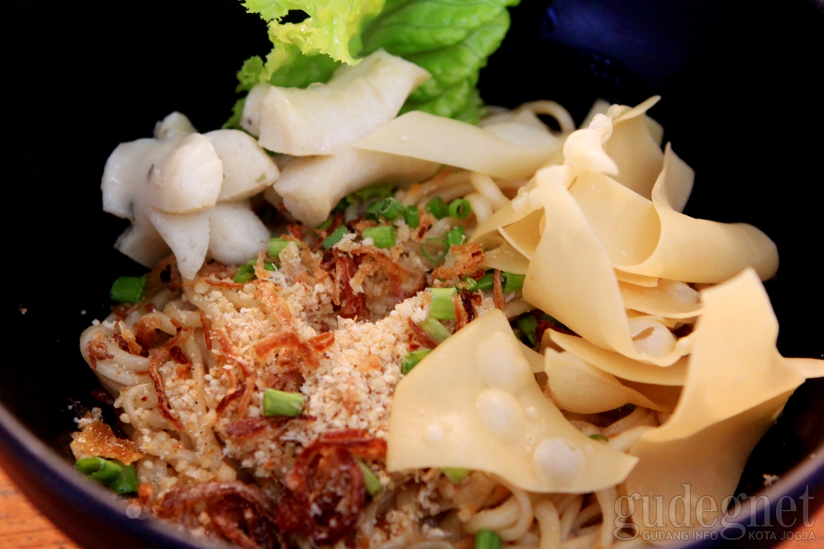 Serae: Sensasi Mie Tarik Ditarik Dadakan Serae: Sensasi Mie Tarik Ditarik Dadakan