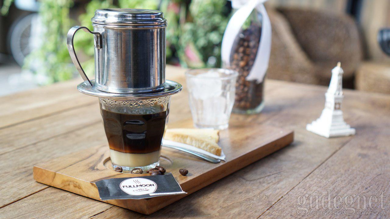 Fullmoon, Creative Coffee Berkonsep "Recyclart" Fullmoon, Creative Coffee Berkonsep "Recyclart"