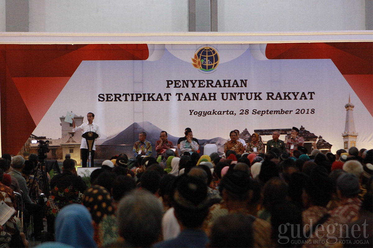 Jokowi Tentang Sertipikat Tanah : 'Disekolahkan' Boleh Tapi Harus Cerdas Jokowi Tentang Sertipikat Tanah : 'Disekolahkan' Boleh Tapi Harus Cerdas