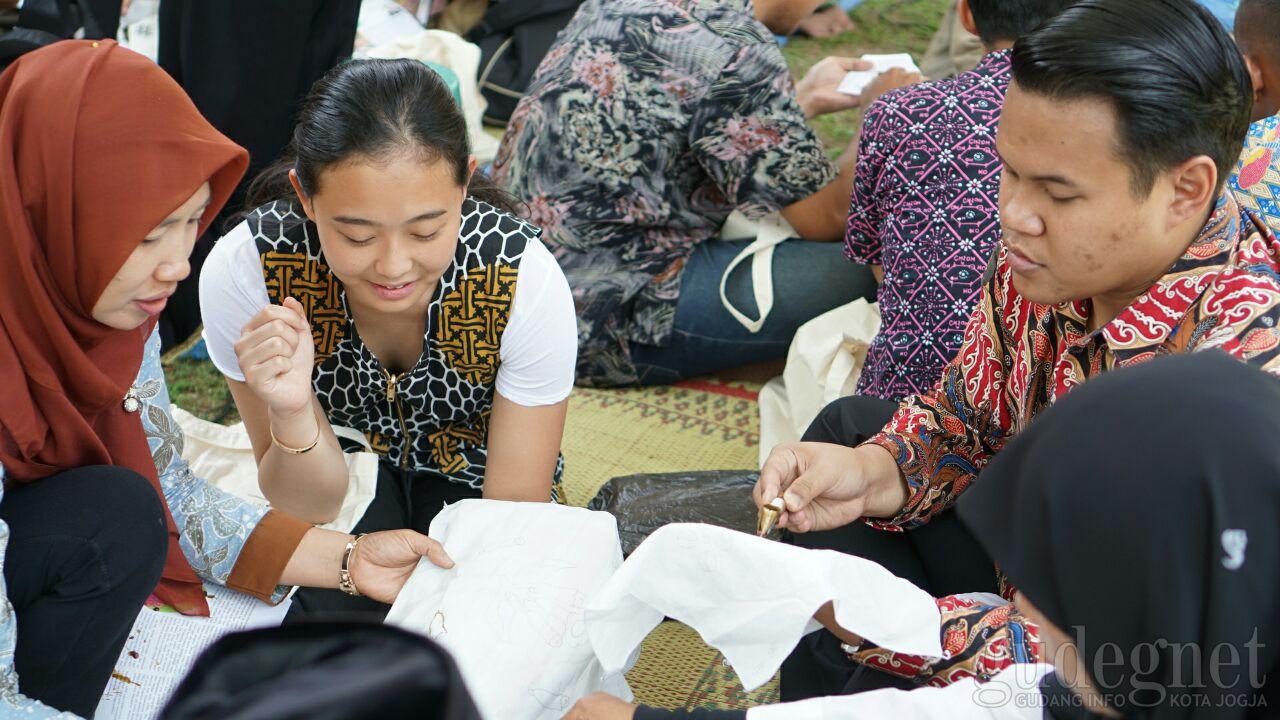 Membatik Massal Bersama UNESCO di Borobudur Membatik Massal Bersama UNESCO di Borobudur