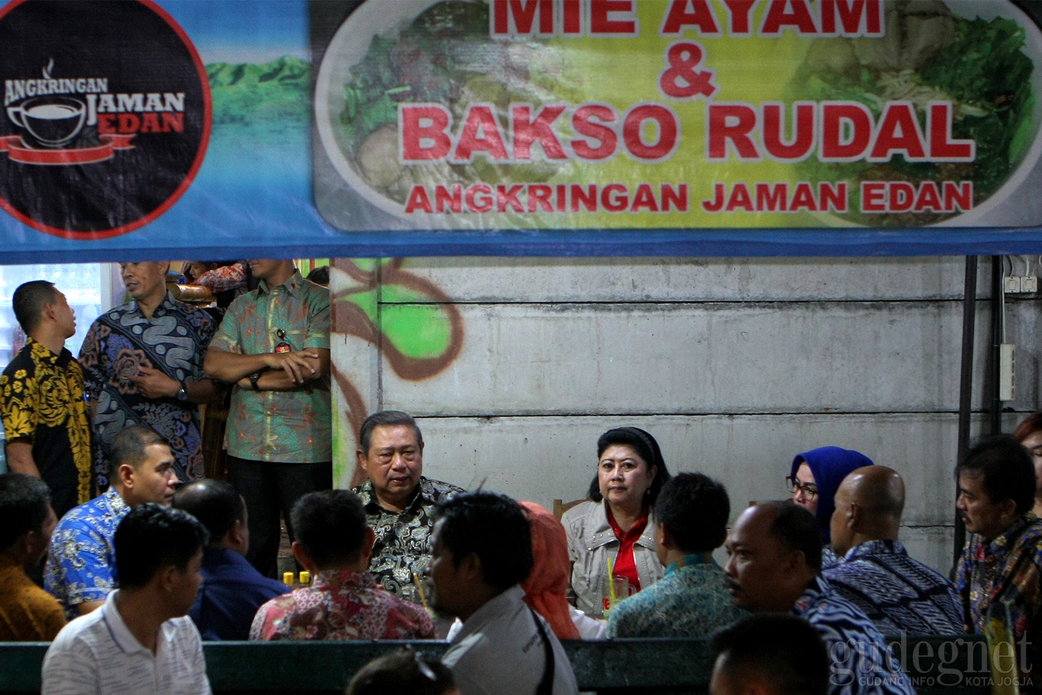 SBY Menikmati Makan Malam Angkringan di Yogyakarta SBY Menikmati Makan Malam Angkringan di Yogyakarta