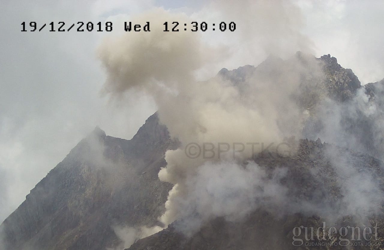 Guguran Lava Merapi Terjadi Puluhan Kali Dalam Sehari Guguran Lava Merapi Terjadi Puluhan Kali Dalam Sehari