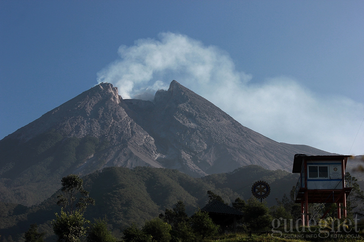 Pagi Ini Merapi Keluarkan Dua Kali Guguran Awan Panas, Status Waspada