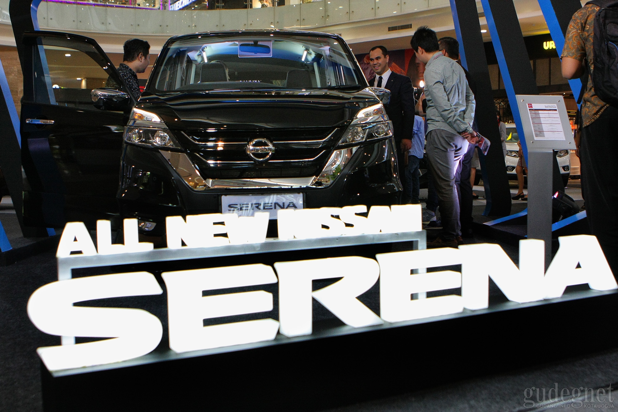 Nissan Grup Luncurkan New Livina dan Serena di Hartono Mall Nissan Grup Luncurkan New Livina dan Serena di Hartono Mall
