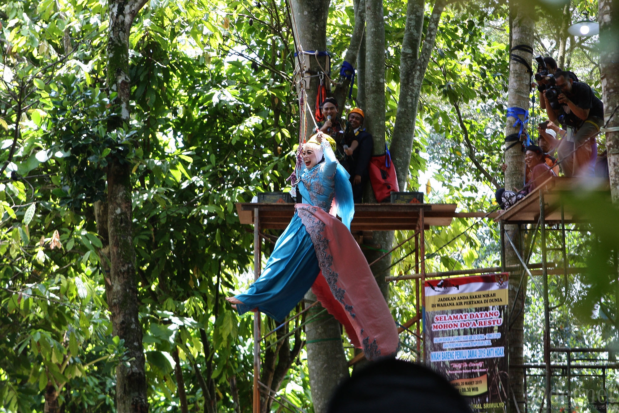 Sambut Hari Air Dunia dan Pemilu, Enam Pengantin Nikah Bareng di Bantaran Sungai 