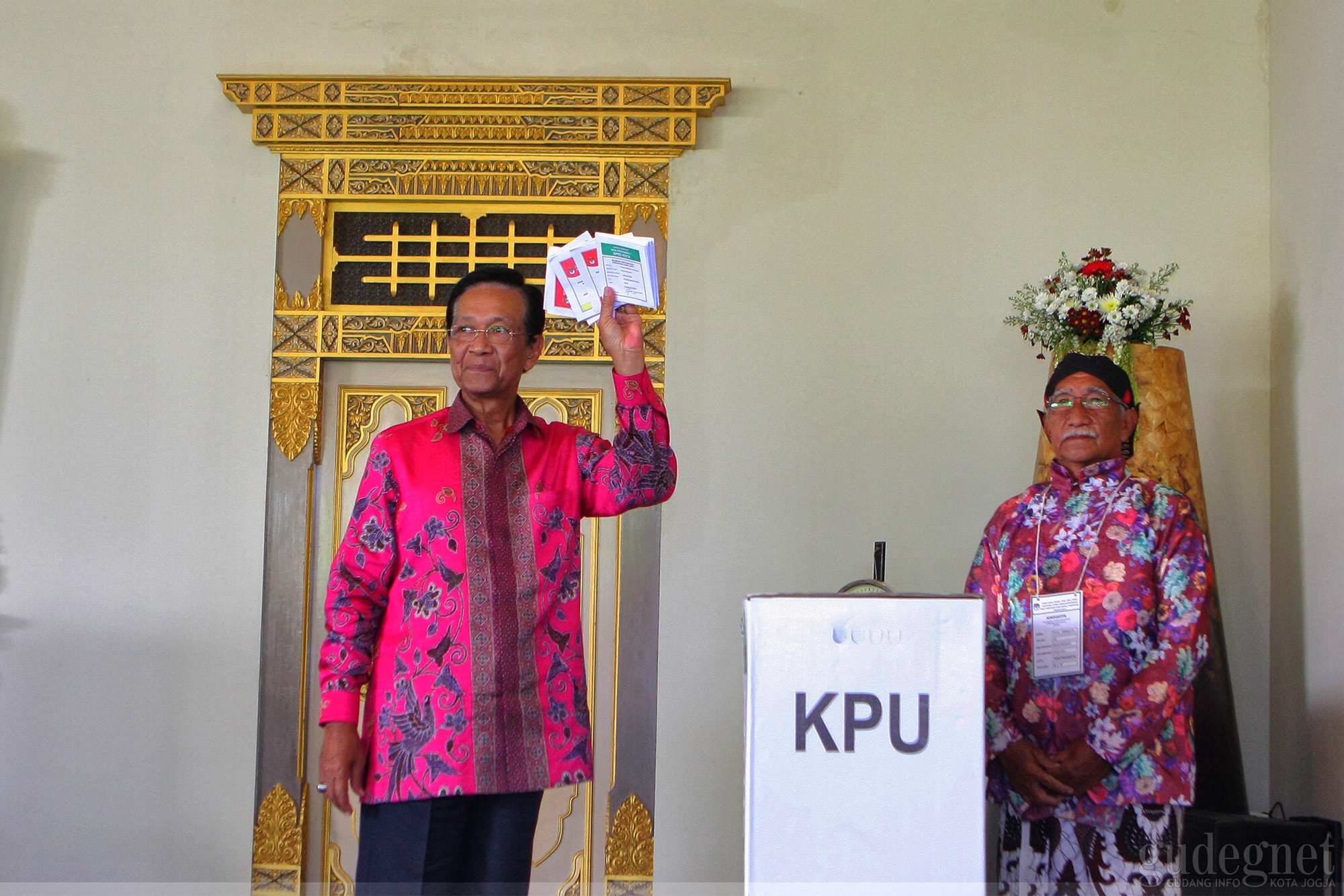 Sri Sultan HB X Nyoblos di TPS 15 Magangan Panembahan Sri Sultan HB X Nyoblos di TPS 15 Magangan Panembahan