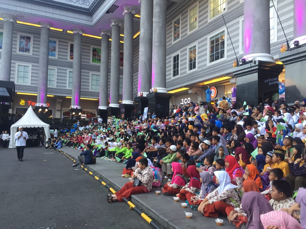 Gelar &lsquo;Buka Bersama 1000 Anak Panti&rsquo;, JCM Suguhkan Sulap dan Dongeng