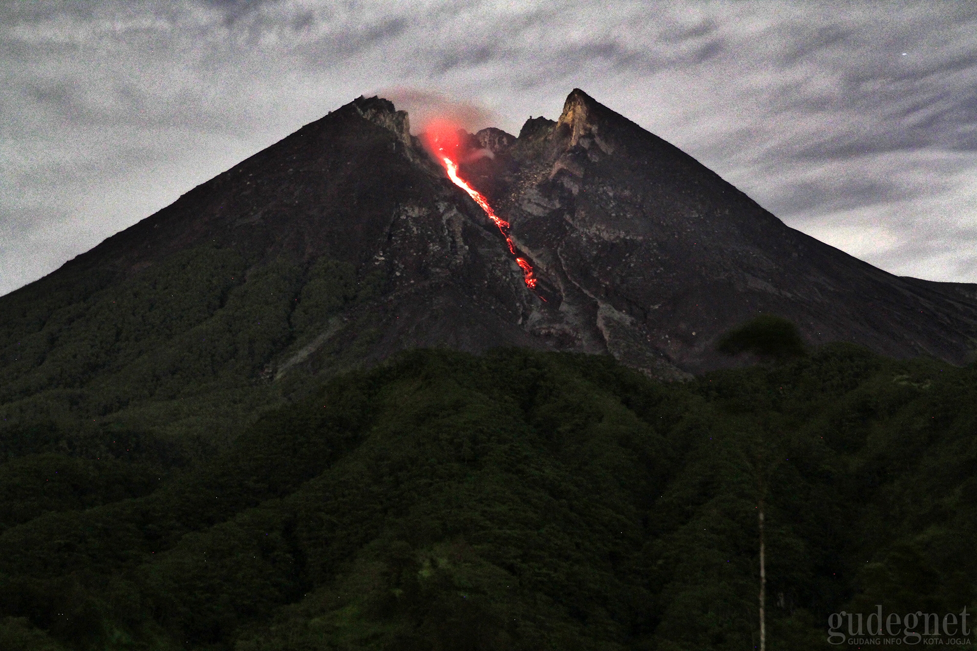 Merapi Keluarkan 12 Kali Guguran Lava Pijar dan Satu Kali Awan Panas 
