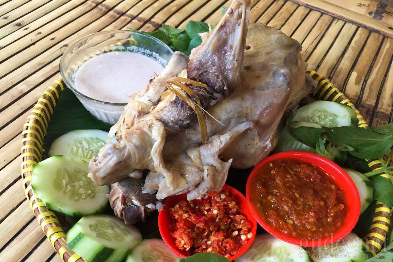 Makan Bareng Menikmati Gurihnya Ingkung Ayam Mbah Cempluk