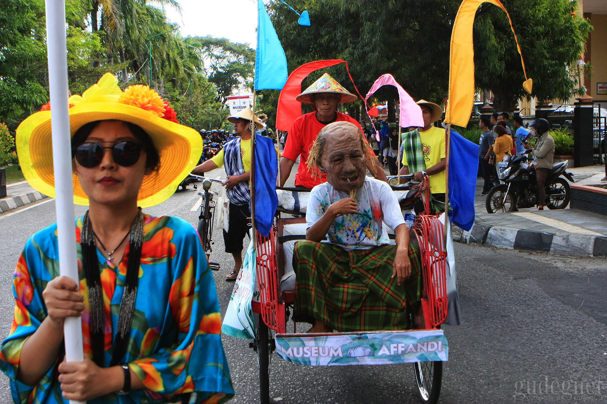 Jelmaan Pelukis Affandi Ikuti Pawai HUT Barahmus ke-48 Jelmaan Pelukis Affandi Ikuti Pawai HUT Barahmus ke-48