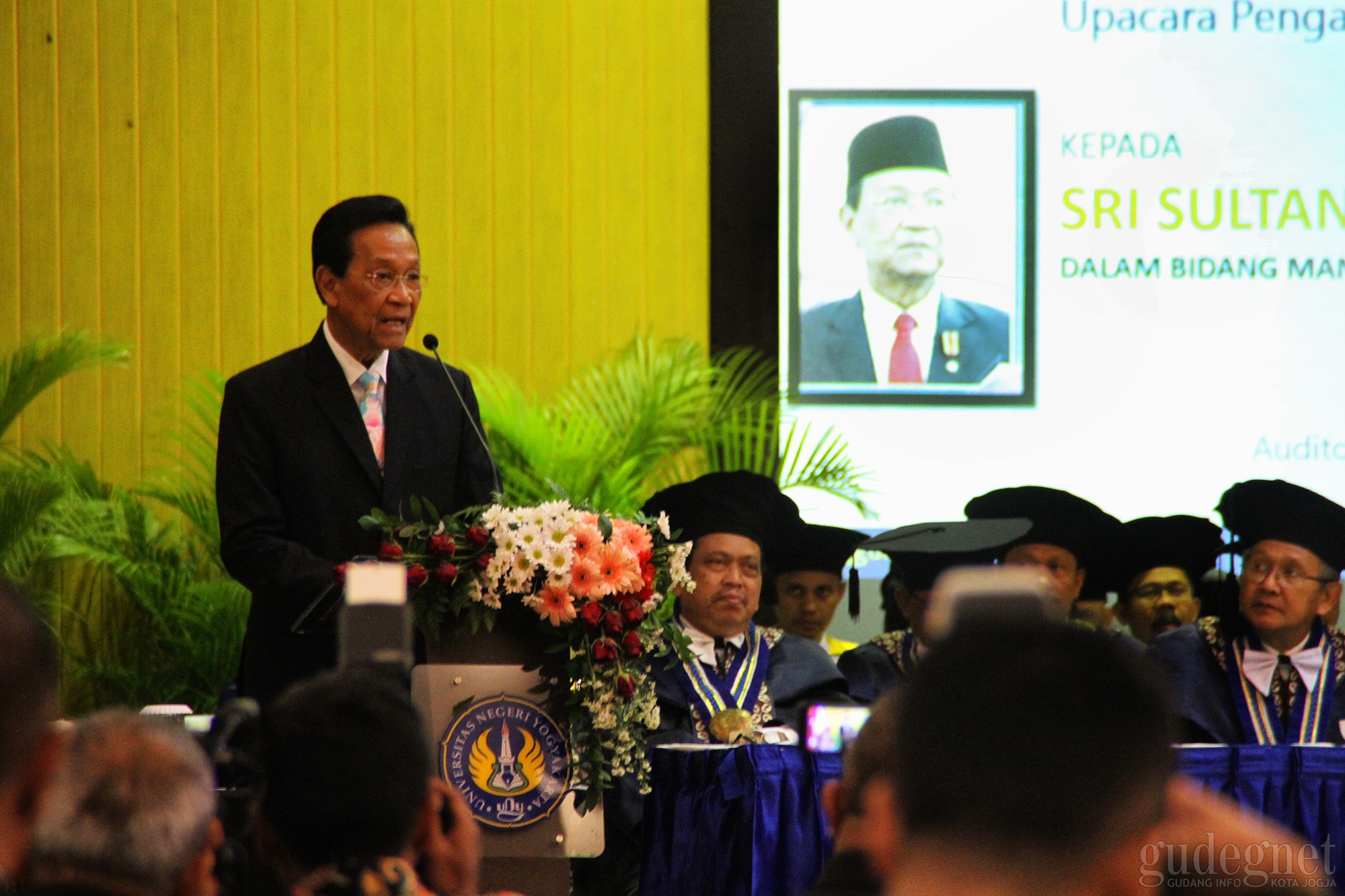 Sultan HB X Terima Gelar Kehormatan dari UNY