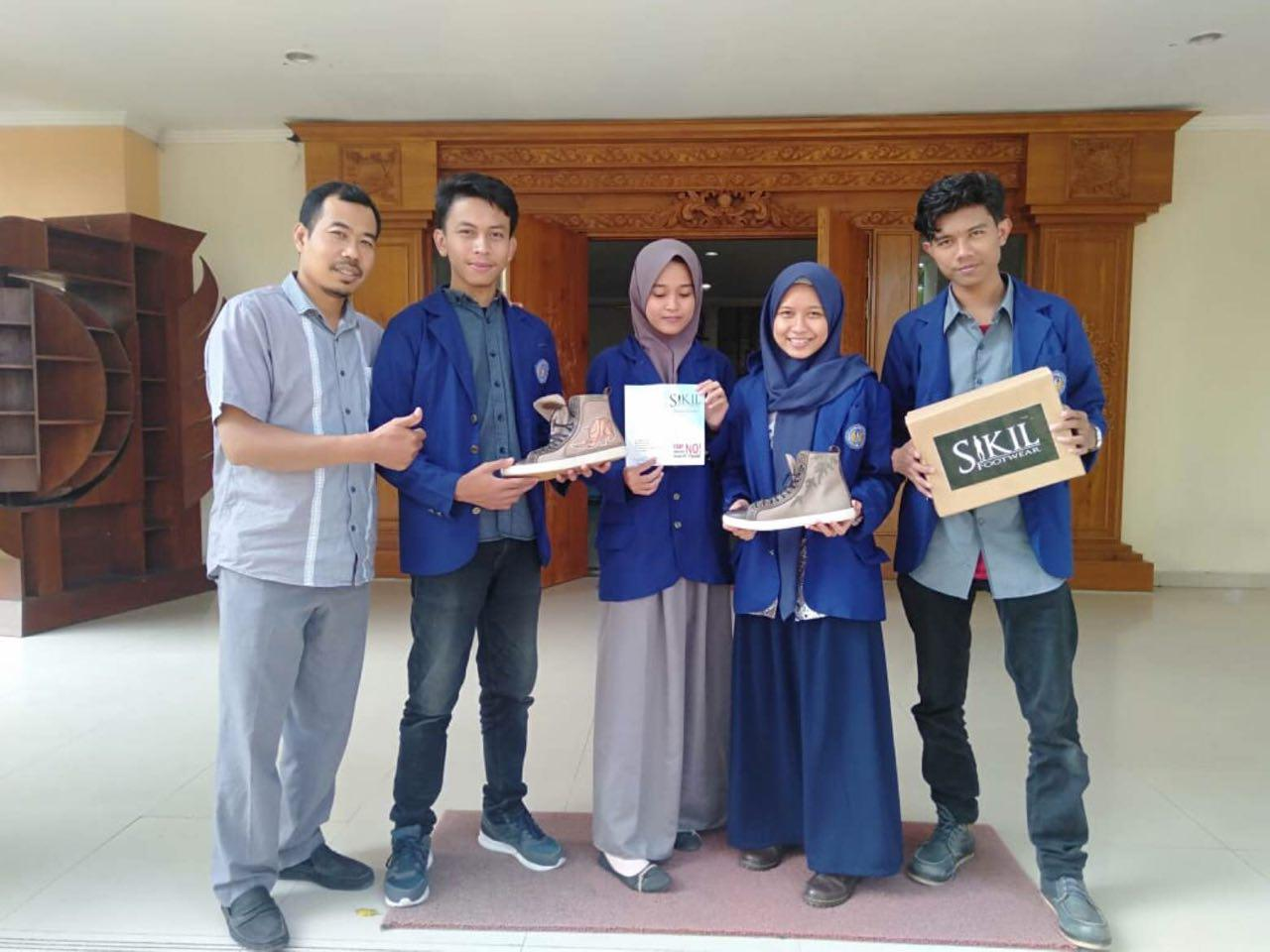 Mahasiswa UNY Olah Limbah Kulit Jadi Sepatu Bermotif Hewan Langka Mahasiswa UNY Olah Limbah Kulit Jadi Sepatu Bermotif Hewan Langka