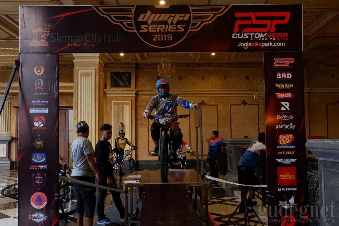 Ratusan Pembalap Sepeda Ikuti Urban Downmall di SCH