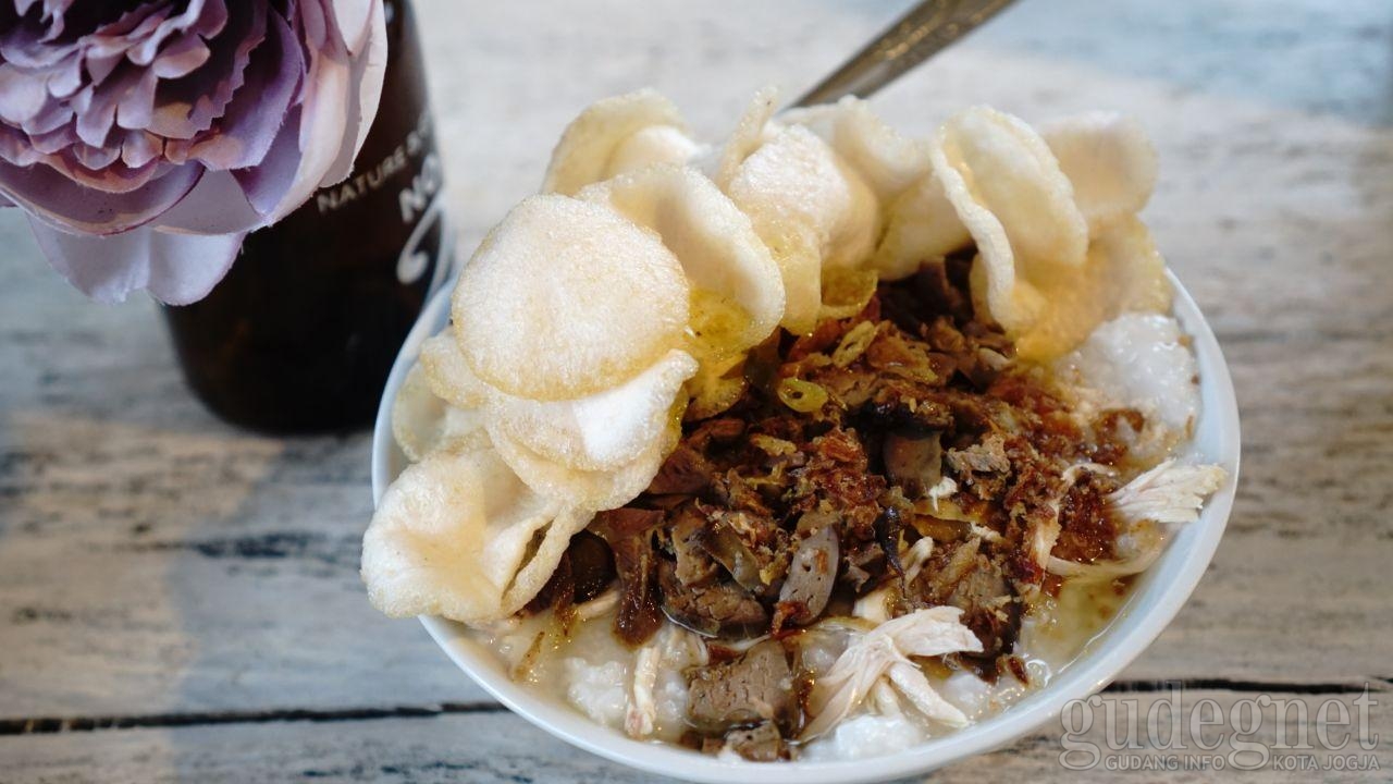 Bubur Ayam Tiyasan, Bukan Burjo Biasa