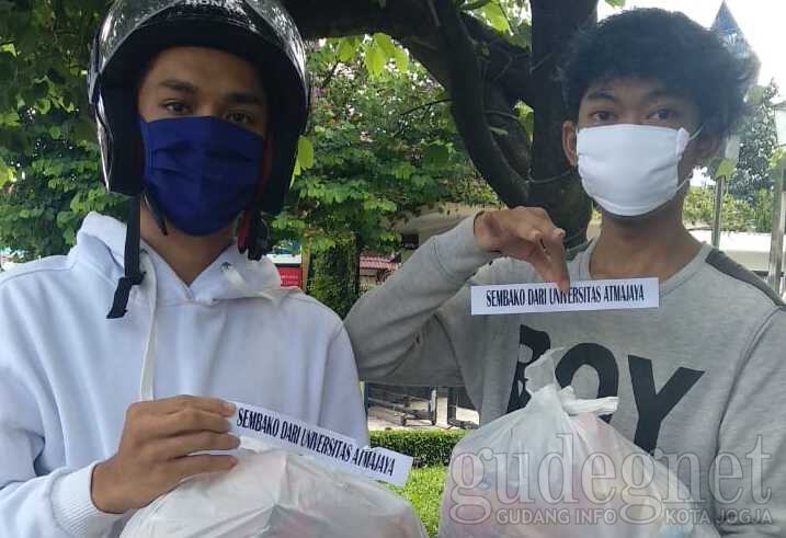 UAJY Salurkan Bantuan Kepada Mahasiswa UAJY Salurkan Bantuan Kepada Mahasiswa