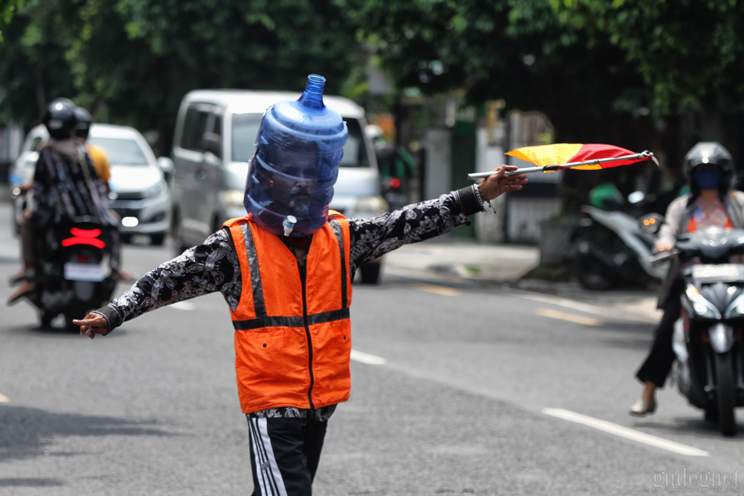 Tak Ada Masker, Galon pun Berguna