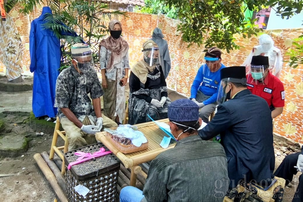Unik Pernikahan di Tengah Covid-19, APD Jadi Mahar