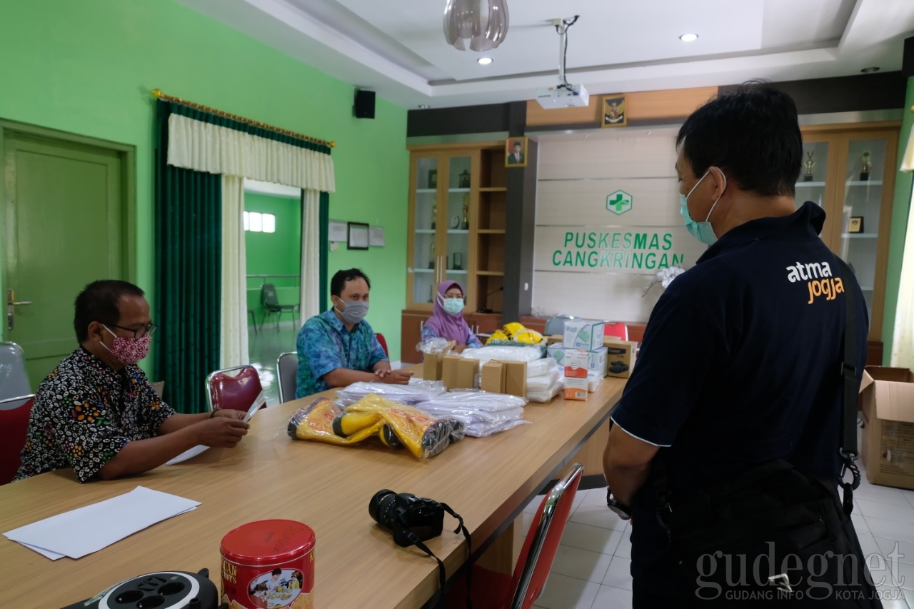UAJY Salurkan Bantuan APD untuk Puskemas Cangkringan UAJY Salurkan Bantuan APD untuk Puskemas Cangkringan