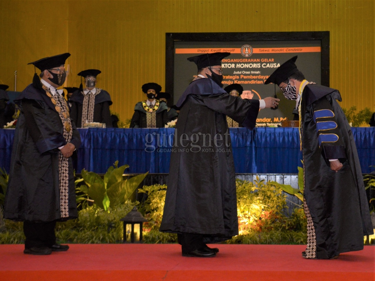 Cak Halim, Mendes PDTT Dianugerahi Gelar Honoris Causa oleh UNY Cak Halim, Mendes PDTT Dianugerahi Gelar Honoris Causa oleh UNY