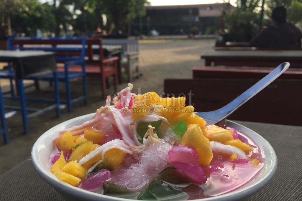 Lepas Dahaga di Es Campur Pak Riyanto