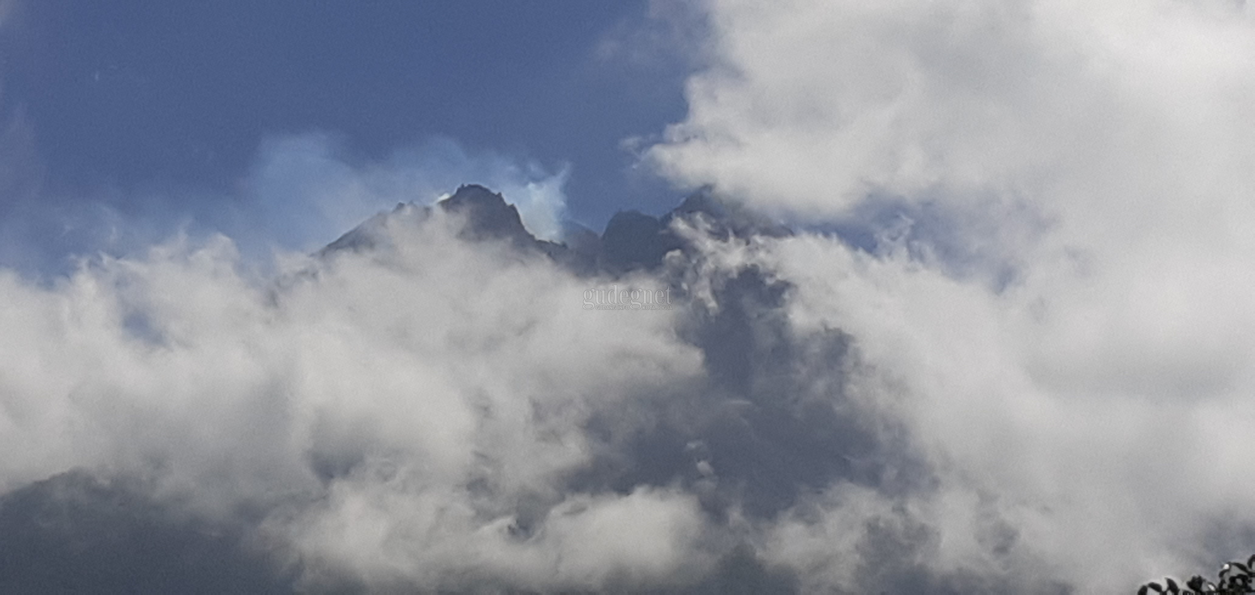 Merapi Alami 40 Kali Gempa Guguran Sepanjang Minggu Merapi Alami 40 Kali Gempa Guguran Sepanjang Minggu