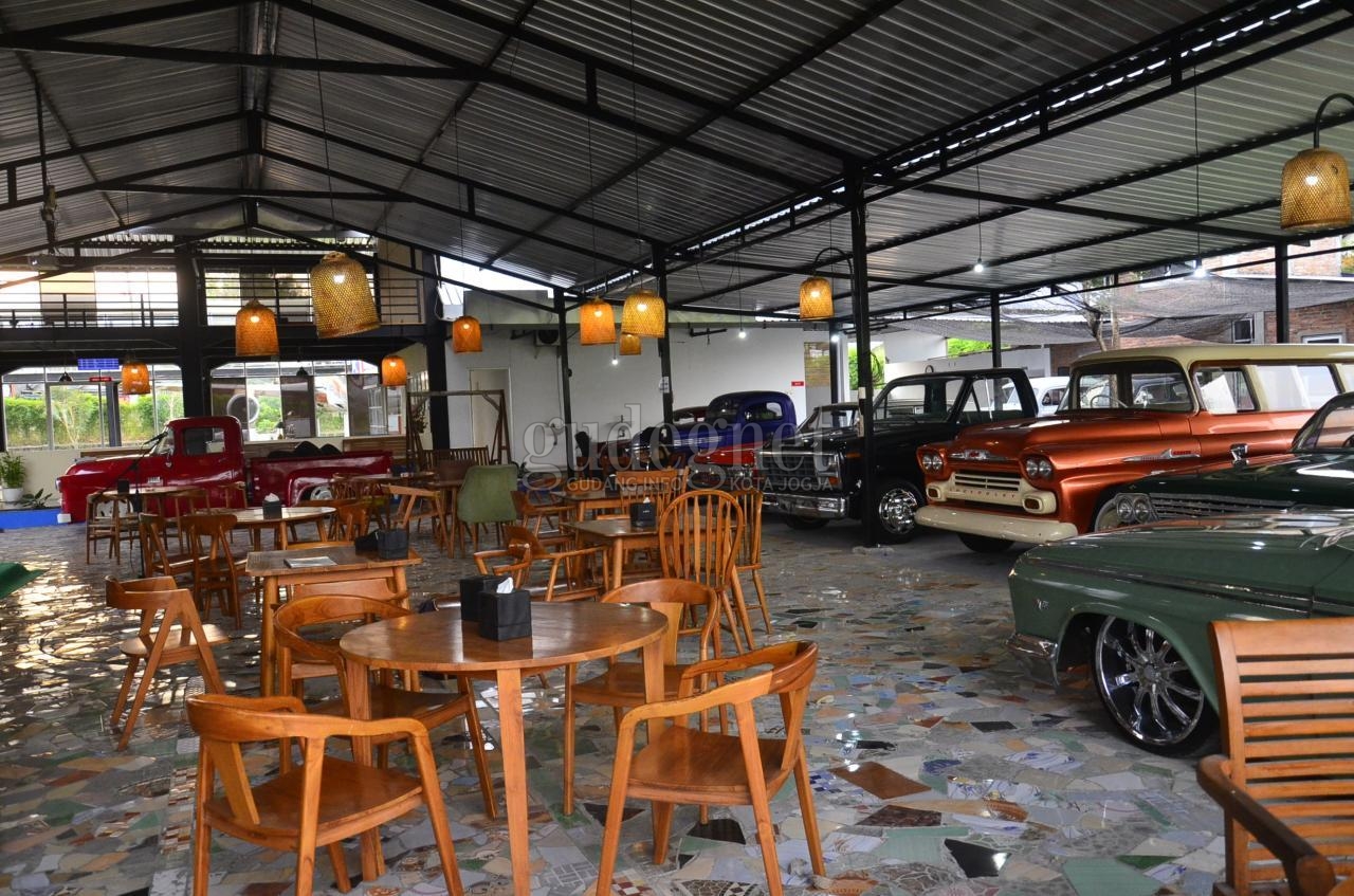 Classic Coffee, Ngopi di Tengah Mobil-mobil Antik Classic Coffee, Ngopi di Tengah Mobil-mobil Antik