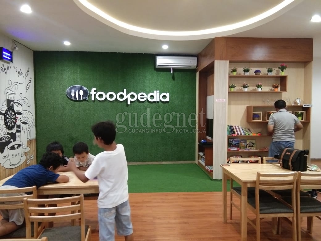 Foodpedia Gejayan, Ngumpul Asik dan Makan Enak Foodpedia Gejayan, Ngumpul Asik dan Makan Enak
