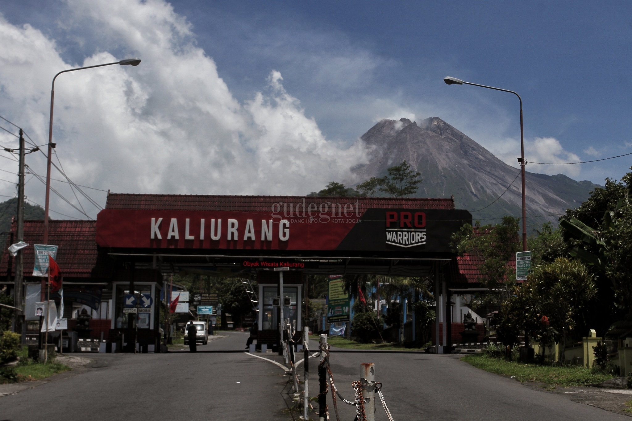 Terdengar Tiga Kali Suara Guguran Sedang-Keras dari Merapi 