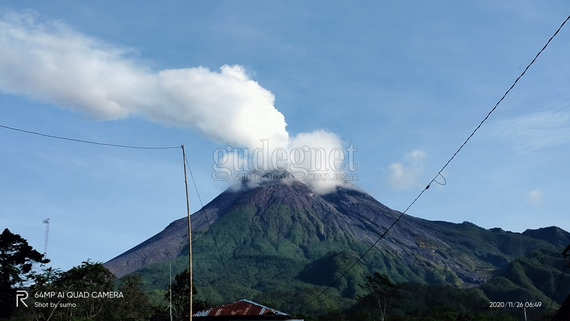 Merapi Keluarkan Suara Gemuruh Sedang hingga Keras dan Asap Solfatara