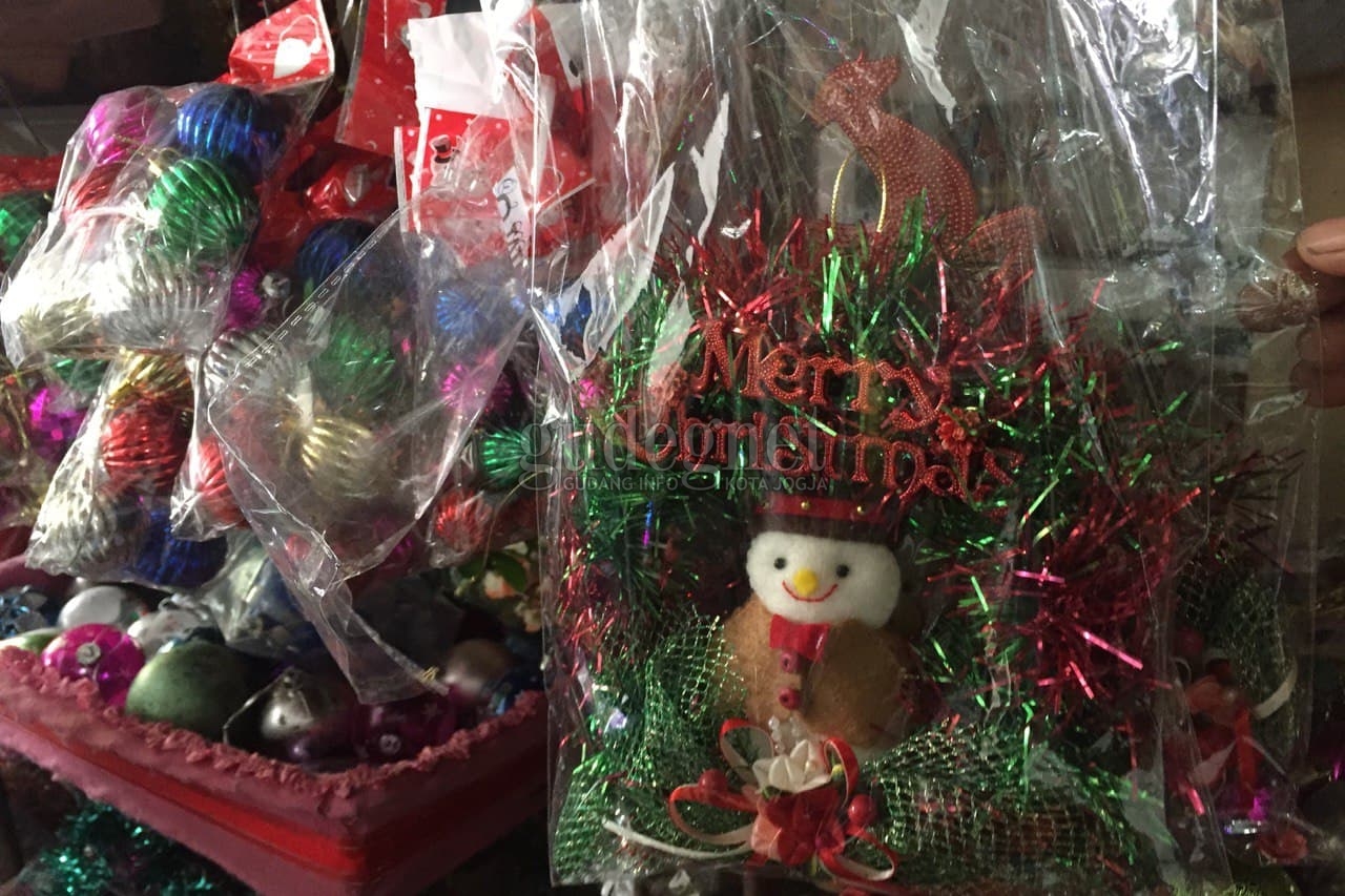 Di Tengah Pandemi, Pernak-pernik Natal Tetap Diburu Pembeli