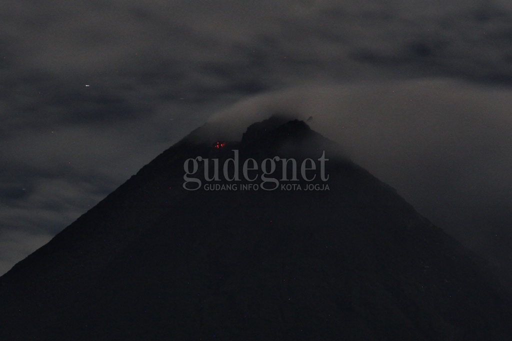 Perkembangan Merapi: 19 Kali Guguran Lava Pijar dan 4 Kali Awan Panas