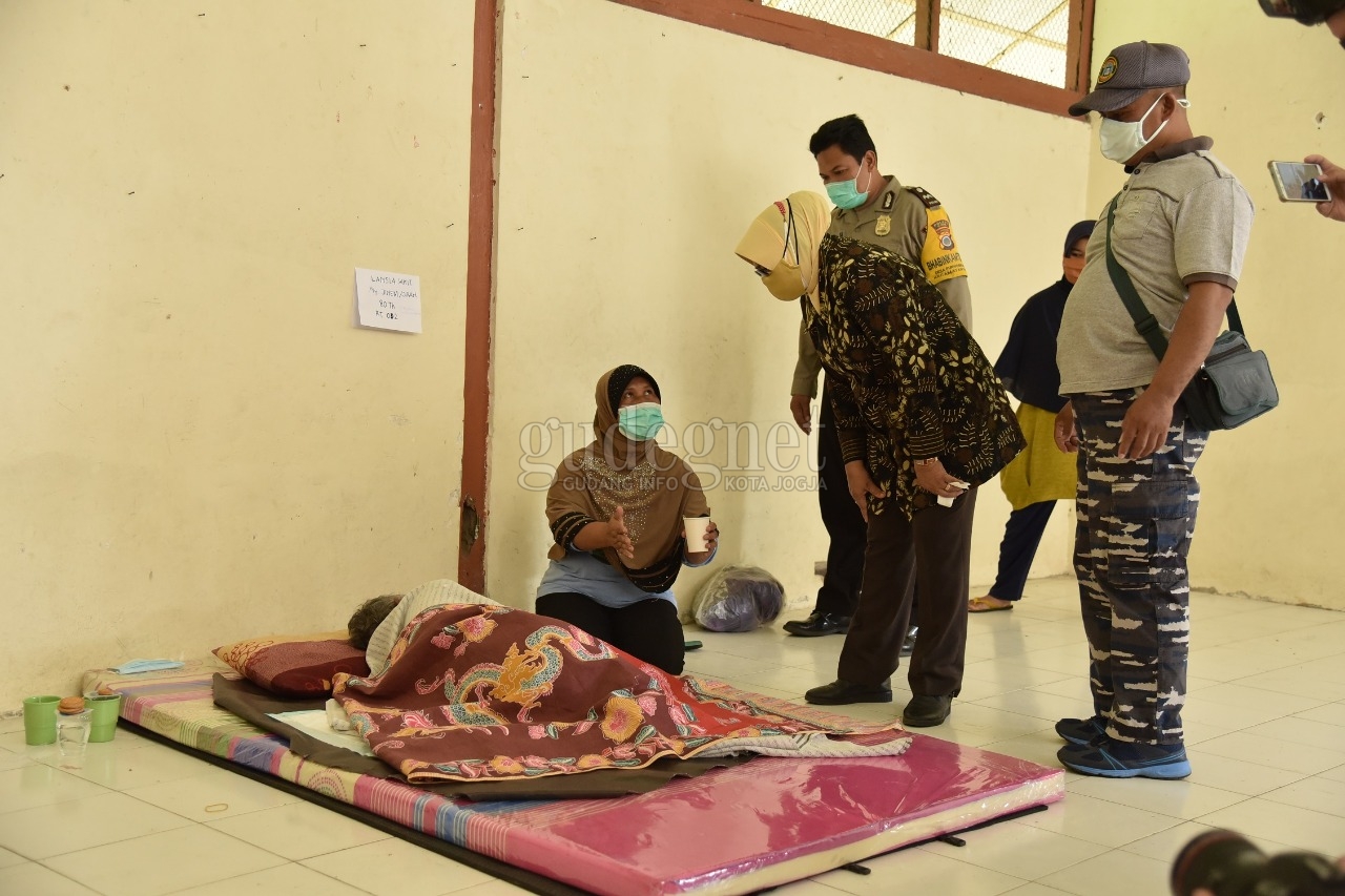 Pastikan Kebutuhan Pengungsi Terpenuhi, Wakil Bupati Sleman Tinjau Barak Purwobinangun