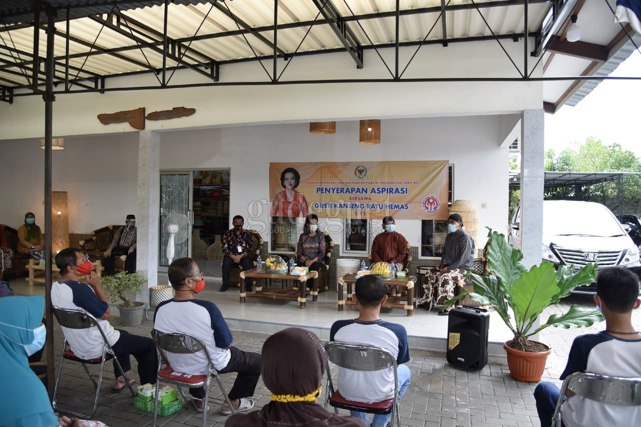 Serap Aspirasi Pelaku UMKM, GKR Hemas Kunjungi Pengrajin Serap Aspirasi Pelaku UMKM, GKR Hemas Kunjungi Pengrajin
