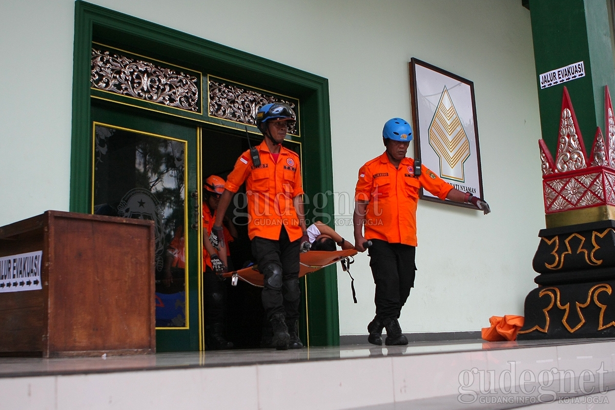 Pukul 14.30 WIB, Jalan Kenari Ditutup Sementara