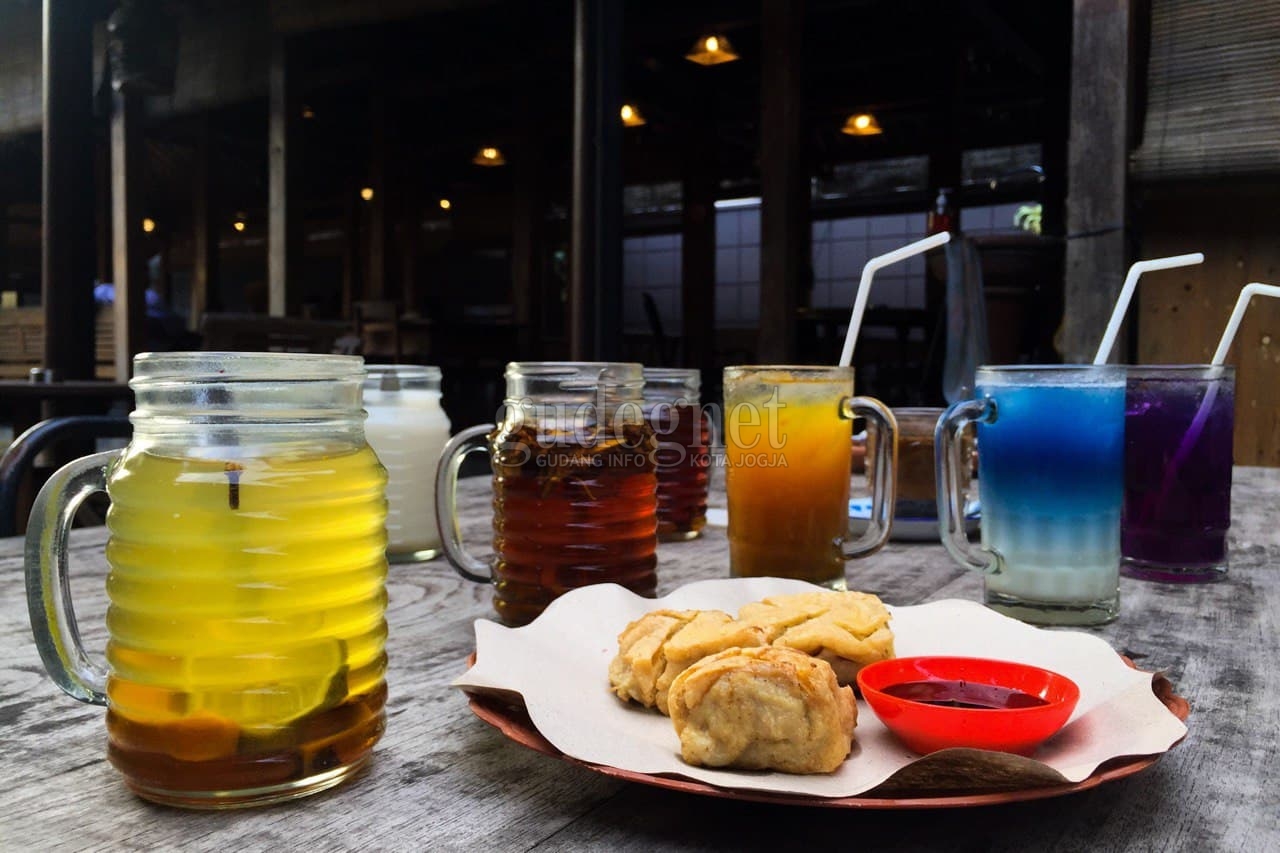 Wedangan Ampirono, Menyeruput Wedang Sembari Menikmati Suasana Klasik Wedangan Ampirono, Menyeruput Wedang Sembari Menikmati Suasana Klasik