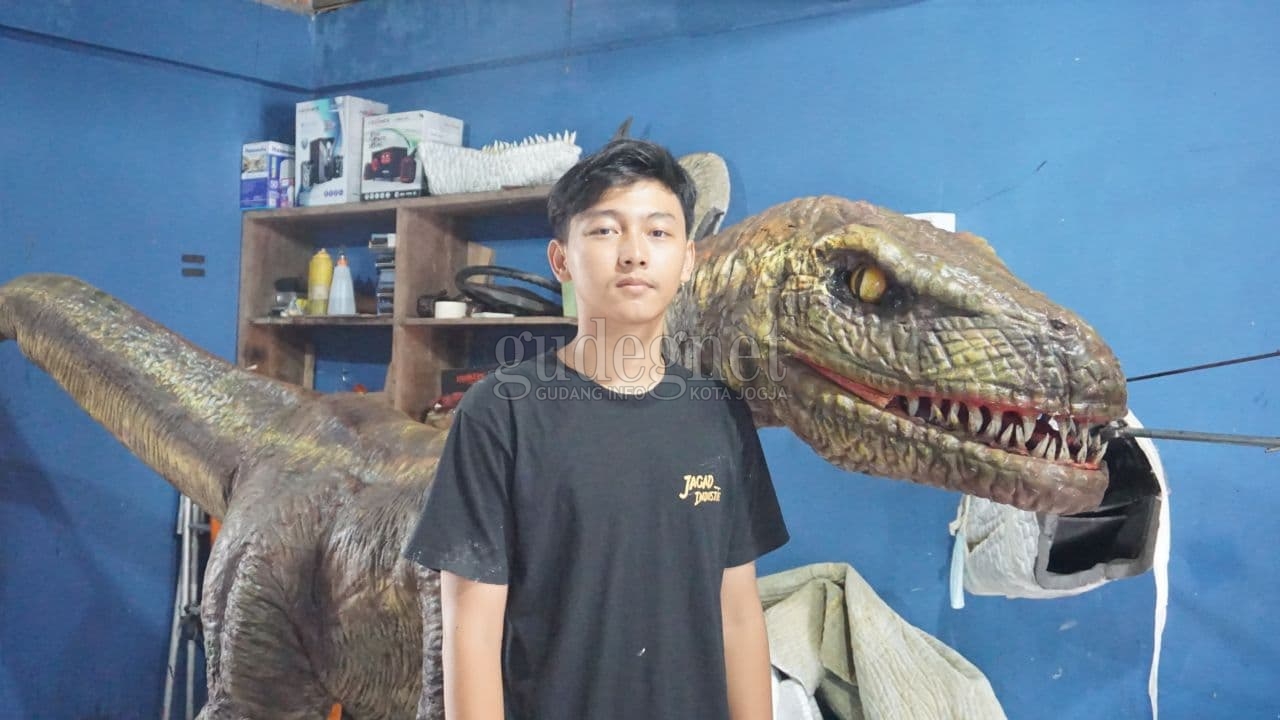 Kisah Iqbal Sukses di Usia Muda Jadi 'Pawang' Dinosaurus Kisah Iqbal Sukses di Usia Muda Jadi 'Pawang' Dinosaurus