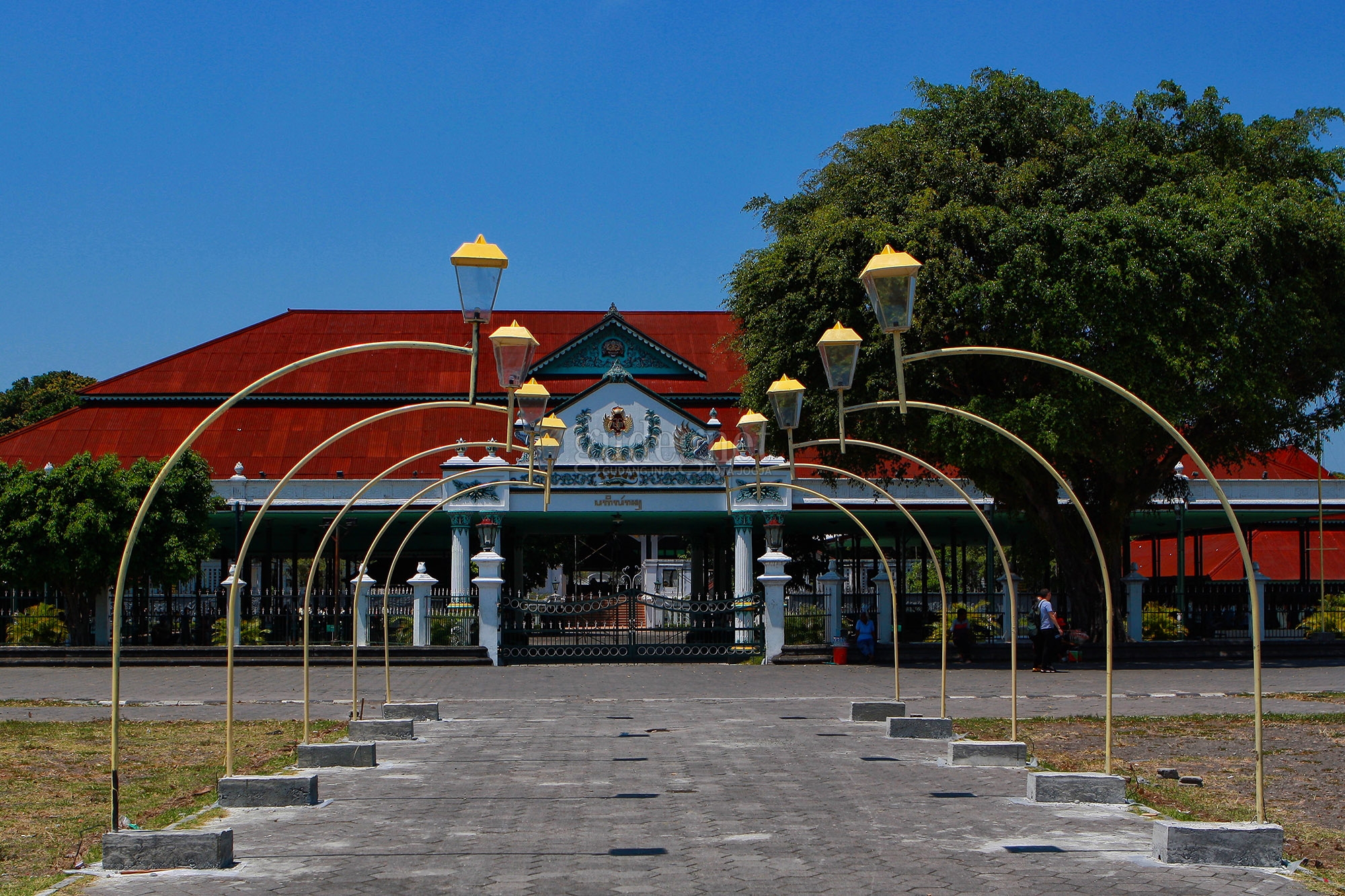 Lebaran, Wisata Keraton Tutup 