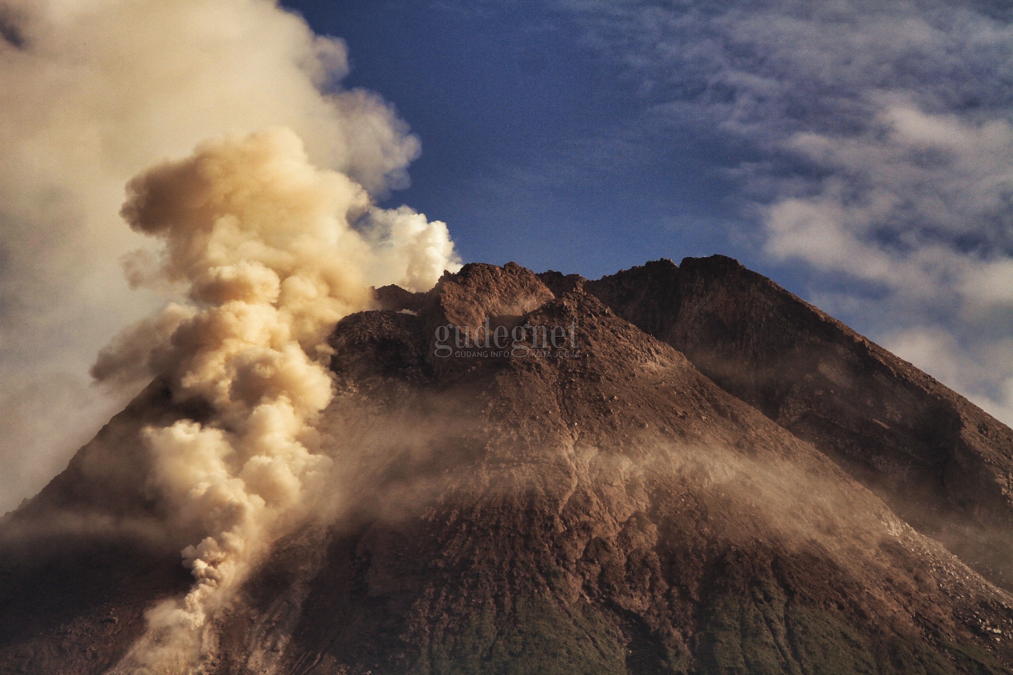 Merapi Luncurkan Dua Kali Awan Panas Merapi Luncurkan Dua Kali Awan Panas