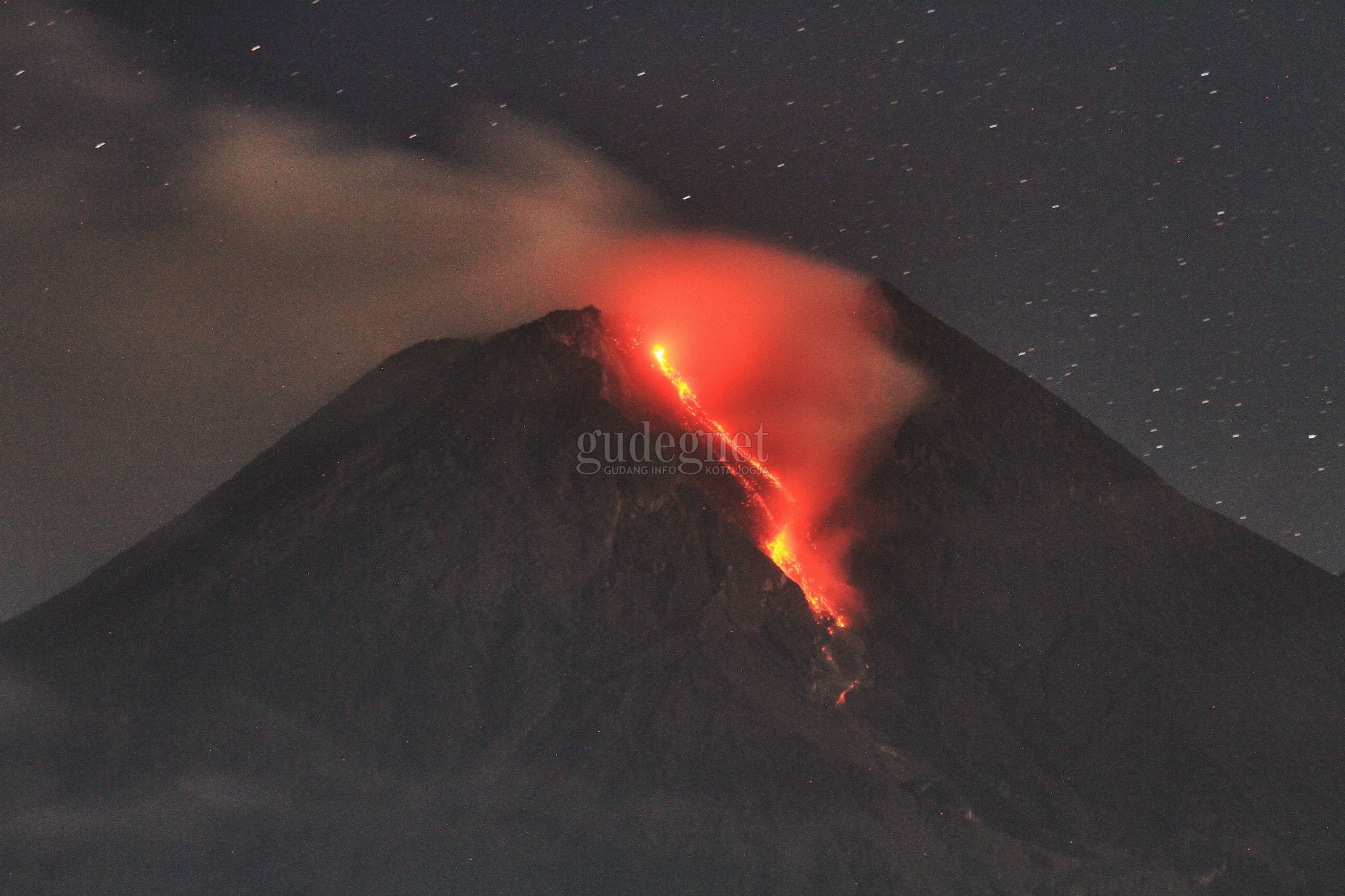 24 Jam Terakhir, Merapi Muntahkan 16 Kali Awan Panas 24 Jam Terakhir, Merapi Muntahkan 16 Kali Awan Panas